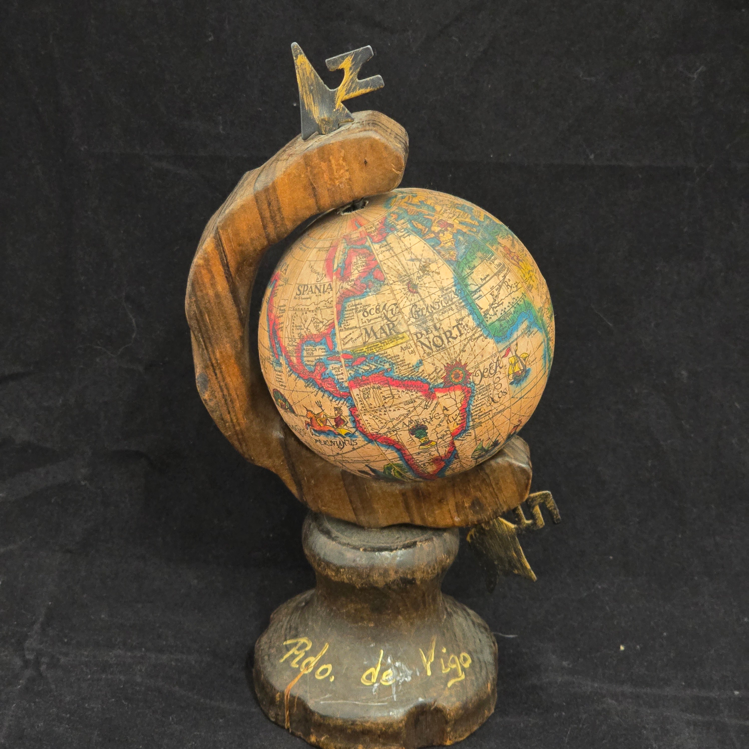 Globe vintage on a carved wooden support