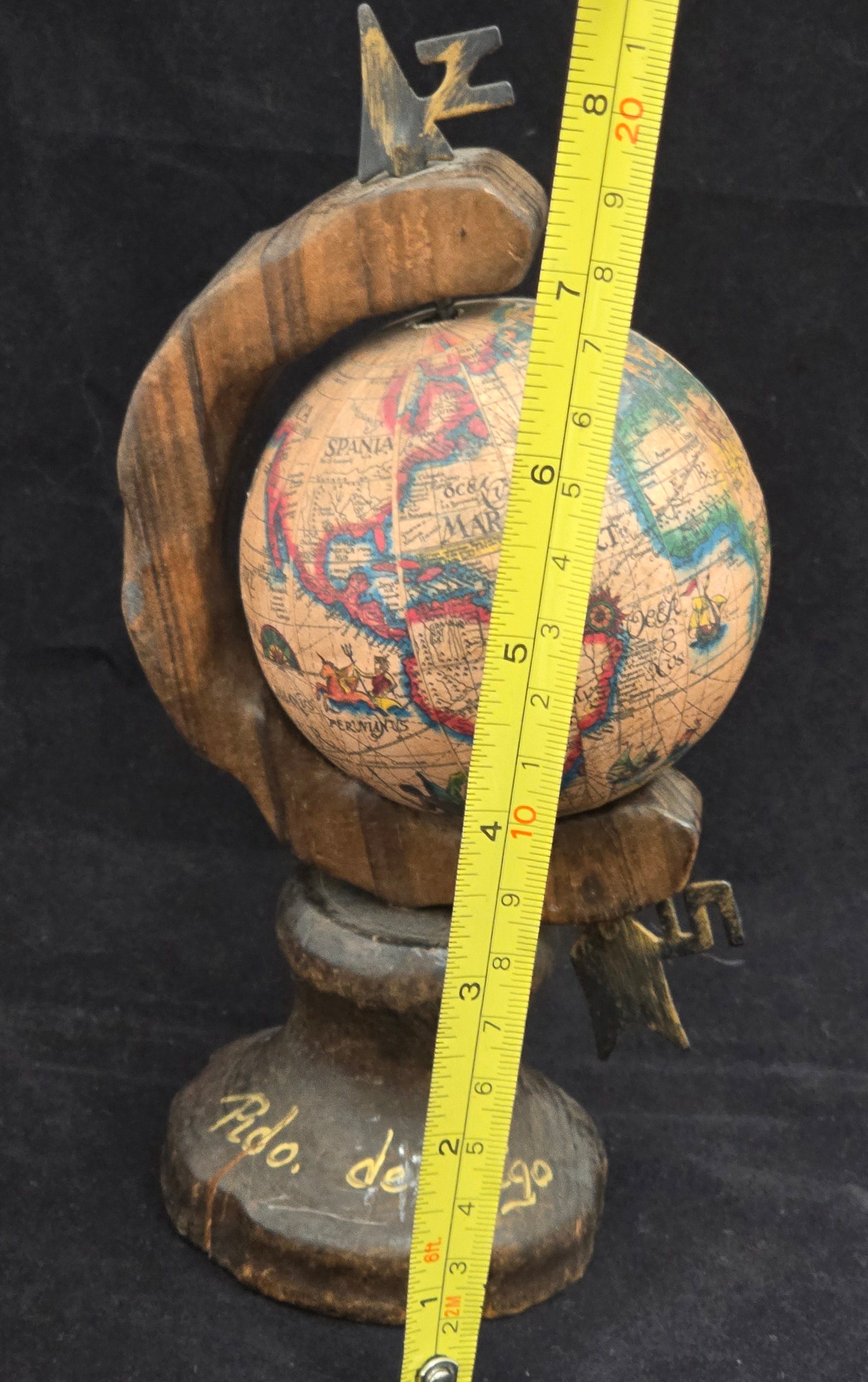Globe vintage on a carved wooden support