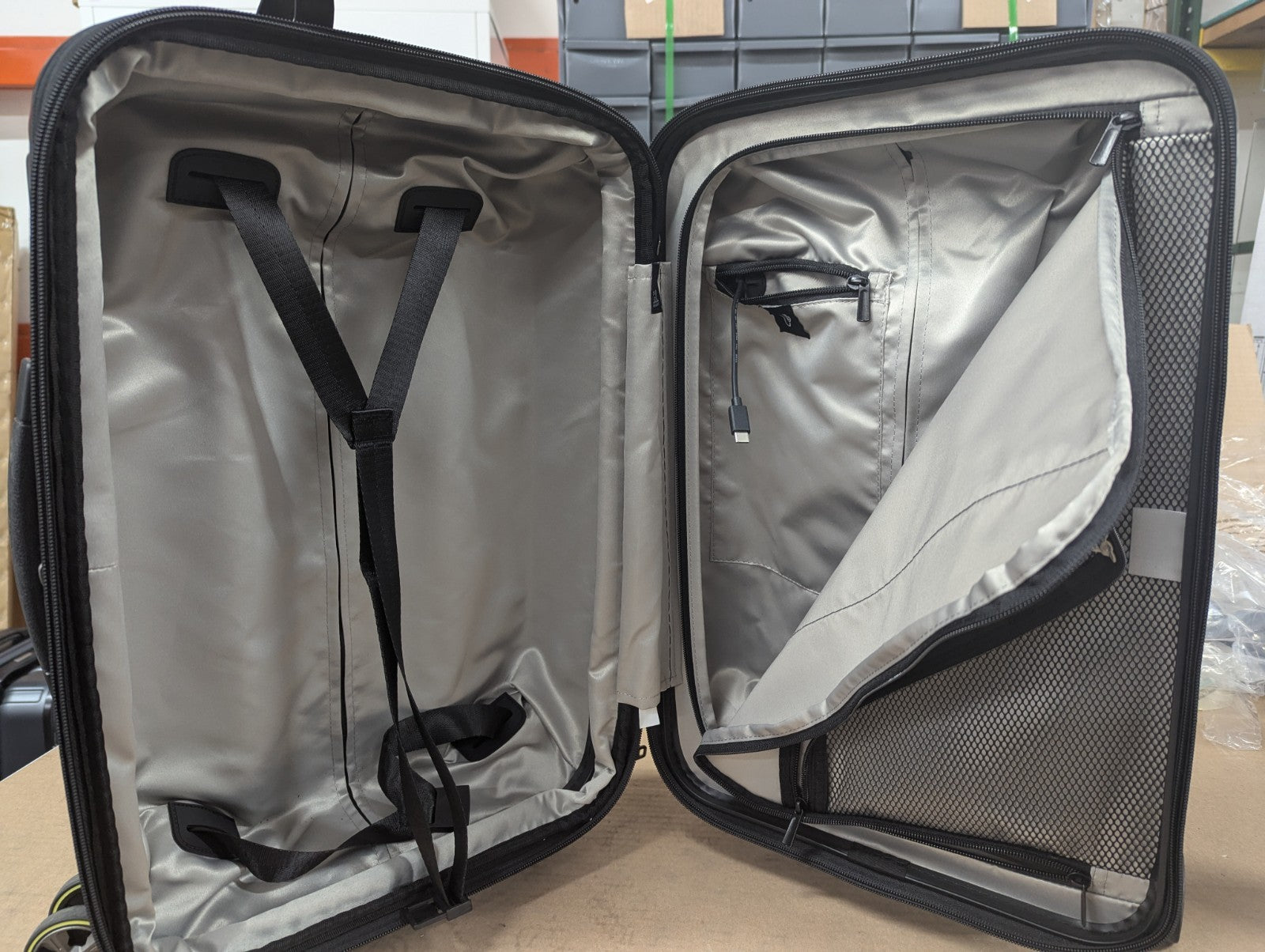 Peugeot Voyages Carry-on Expandable Spinner