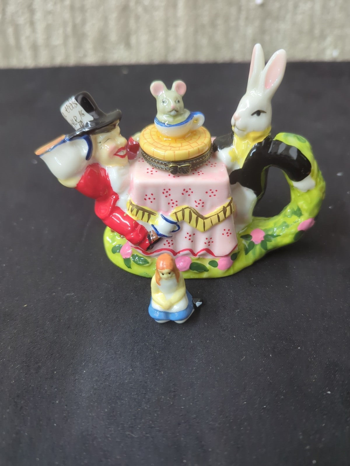 Vintage Alice In Wonderland Mad Hatter Porcelain Trinket Stash Box w/Alice 1C