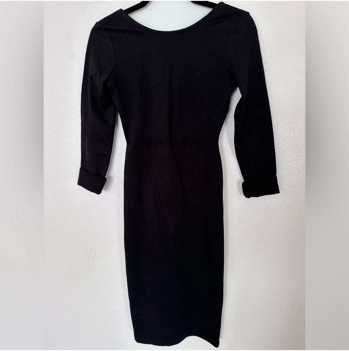Woman’s Lulus Size small Low cut V back, Fitted black dress Size Small (0041)