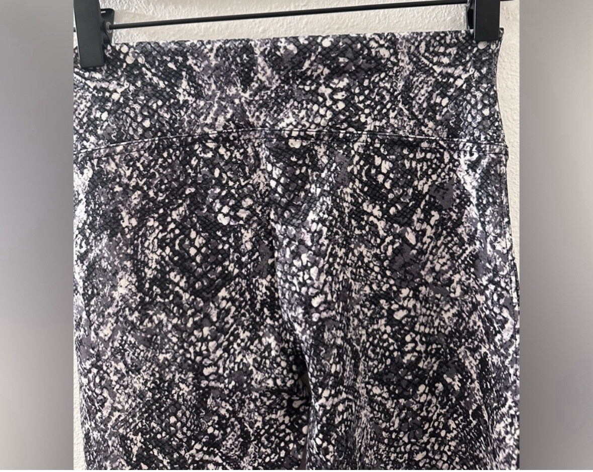 Spanx Faux Leather Snake Shine Leggings Grey Womens Large 2.5