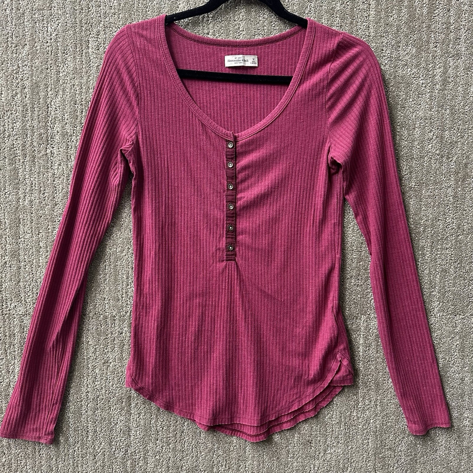 Women’s Maroon Long Sleeve Henley Tee Shirt Medium Y2K 0085