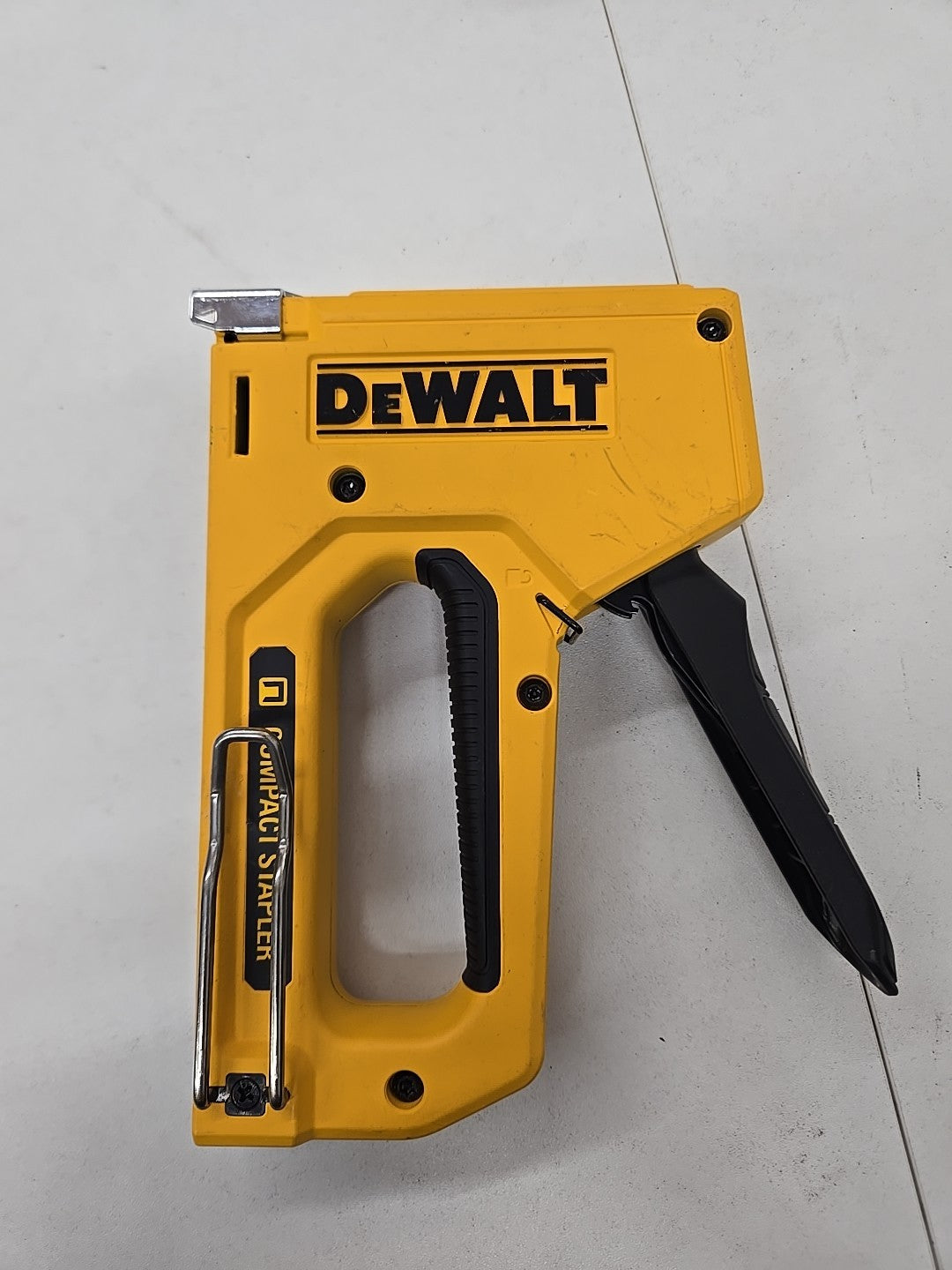 DEWALT DWHTTR130LH HEAVY-DUTY COMPACT STAPLER STAPLE GUN 8B