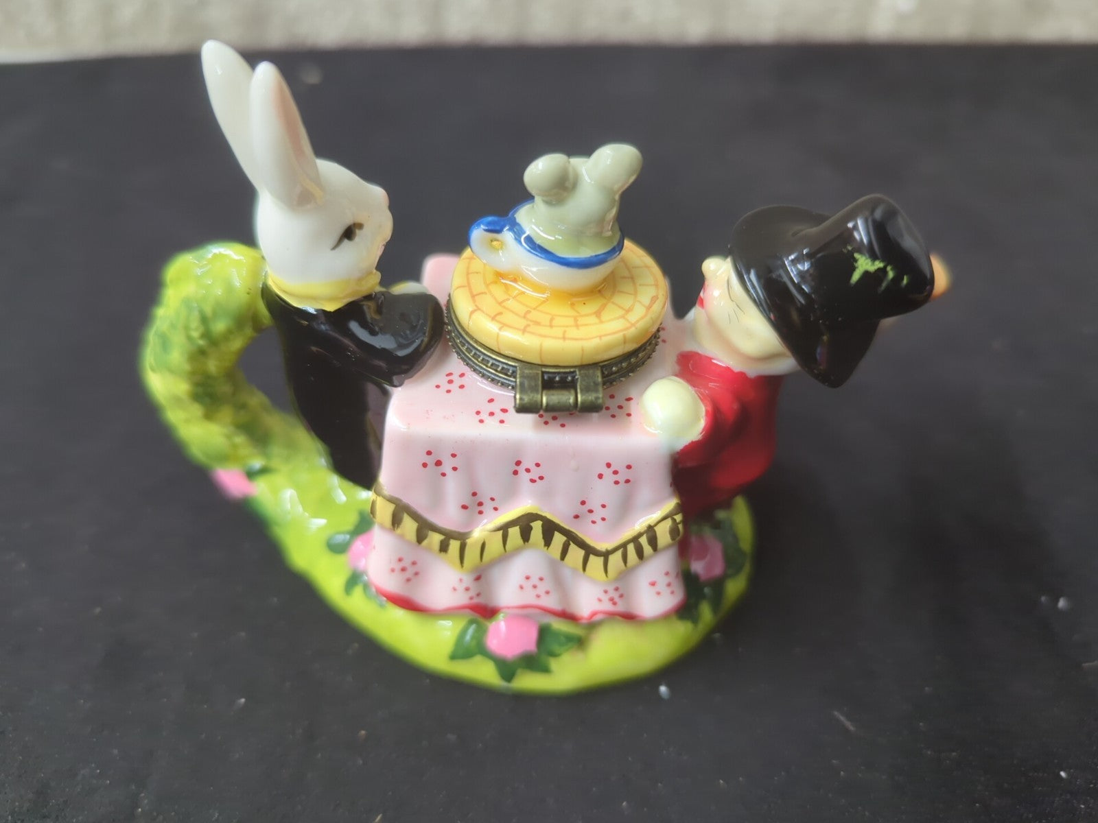 Vintage Alice In Wonderland Mad Hatter Porcelain Trinket Stash Box w/Alice 1C