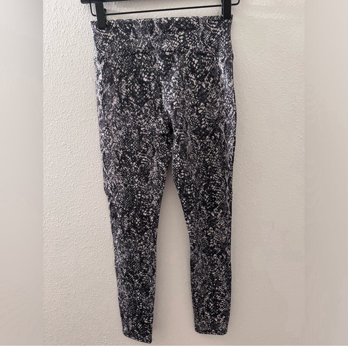 Spanx Faux Leather Snake Shine Leggings Grey Womens Large 2.5