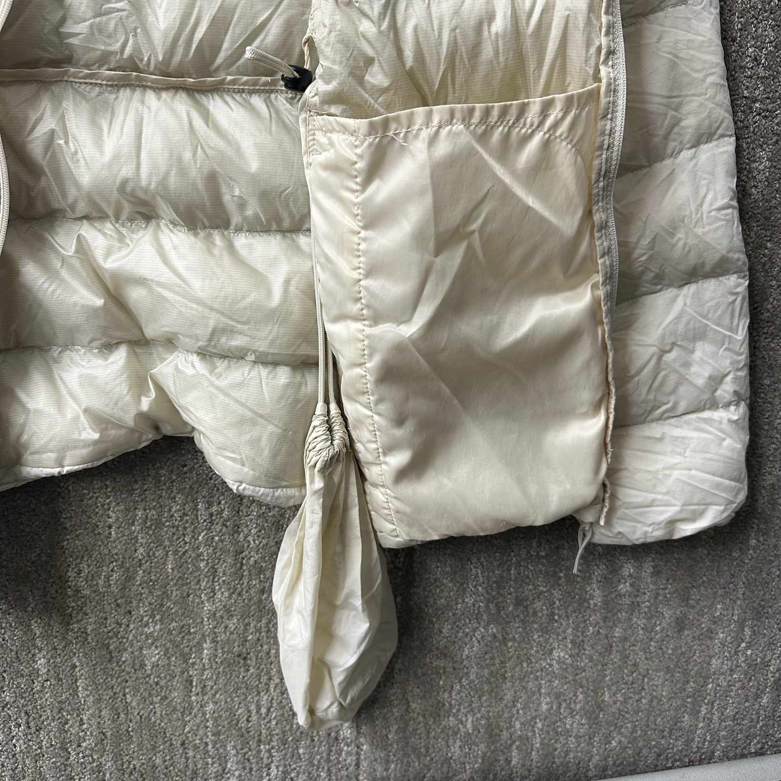 Uniqlo Ultra Light Down Packable Women's Cream Puffer Jacket Size Small 0089