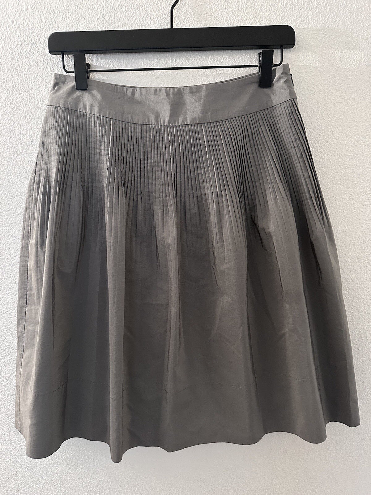 Banana Republic Gray Pleated Size 4 Skirt 