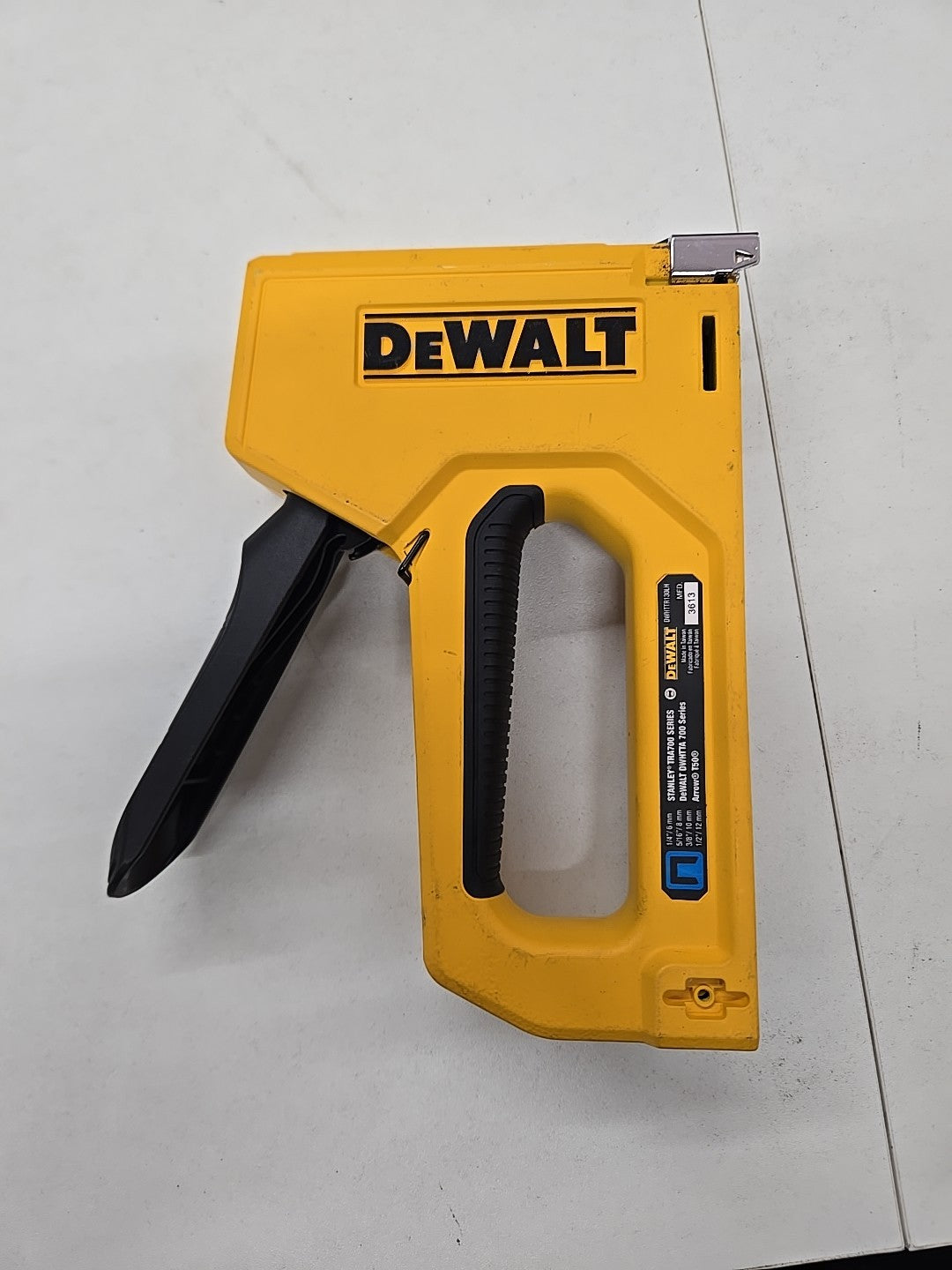 DEWALT DWHTTR130LH HEAVY-DUTY COMPACT STAPLER STAPLE GUN 8B