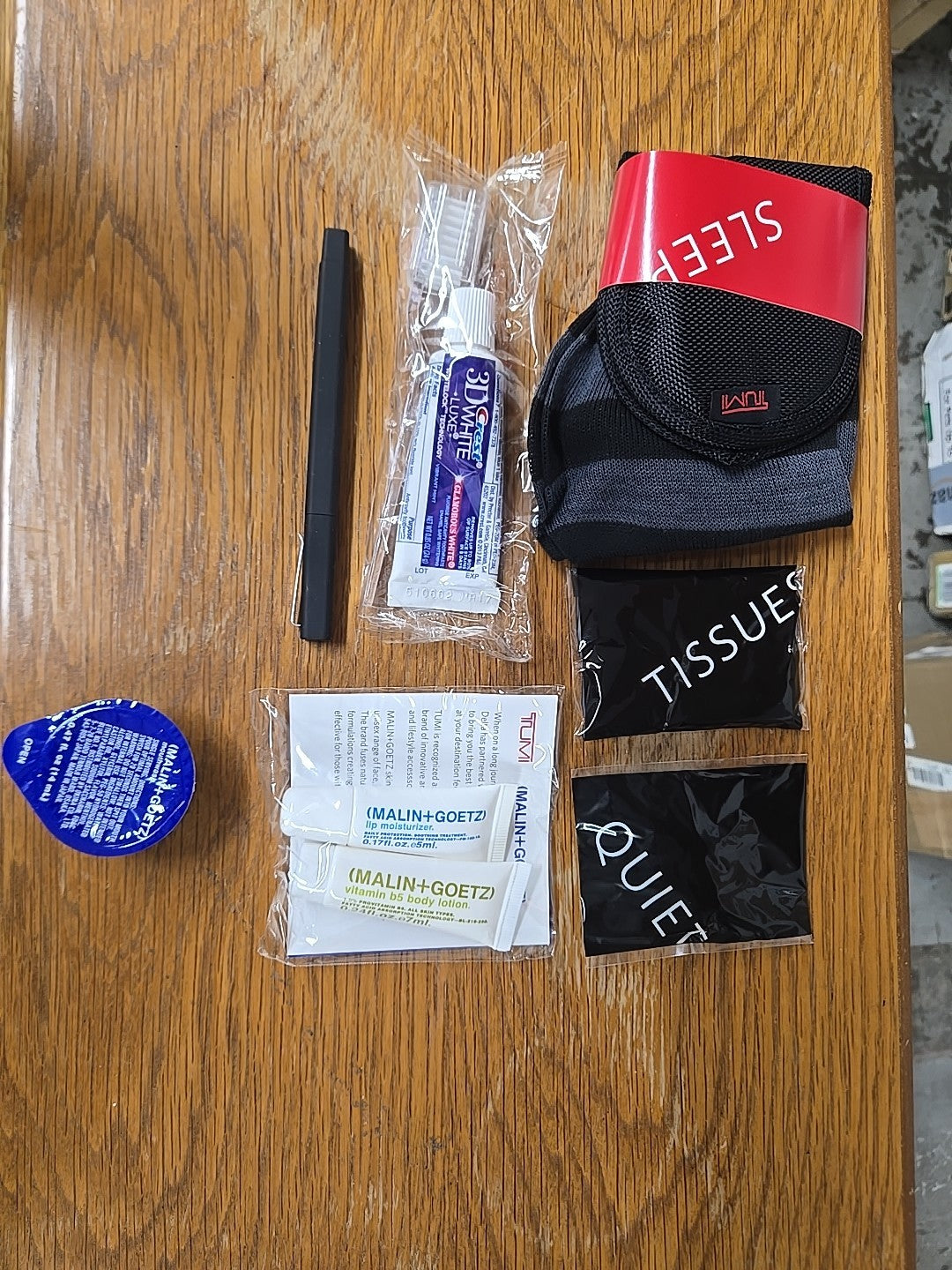Tumi Delta Black Hard Shell Zipper Case Amenity Kit Toiletries 8B