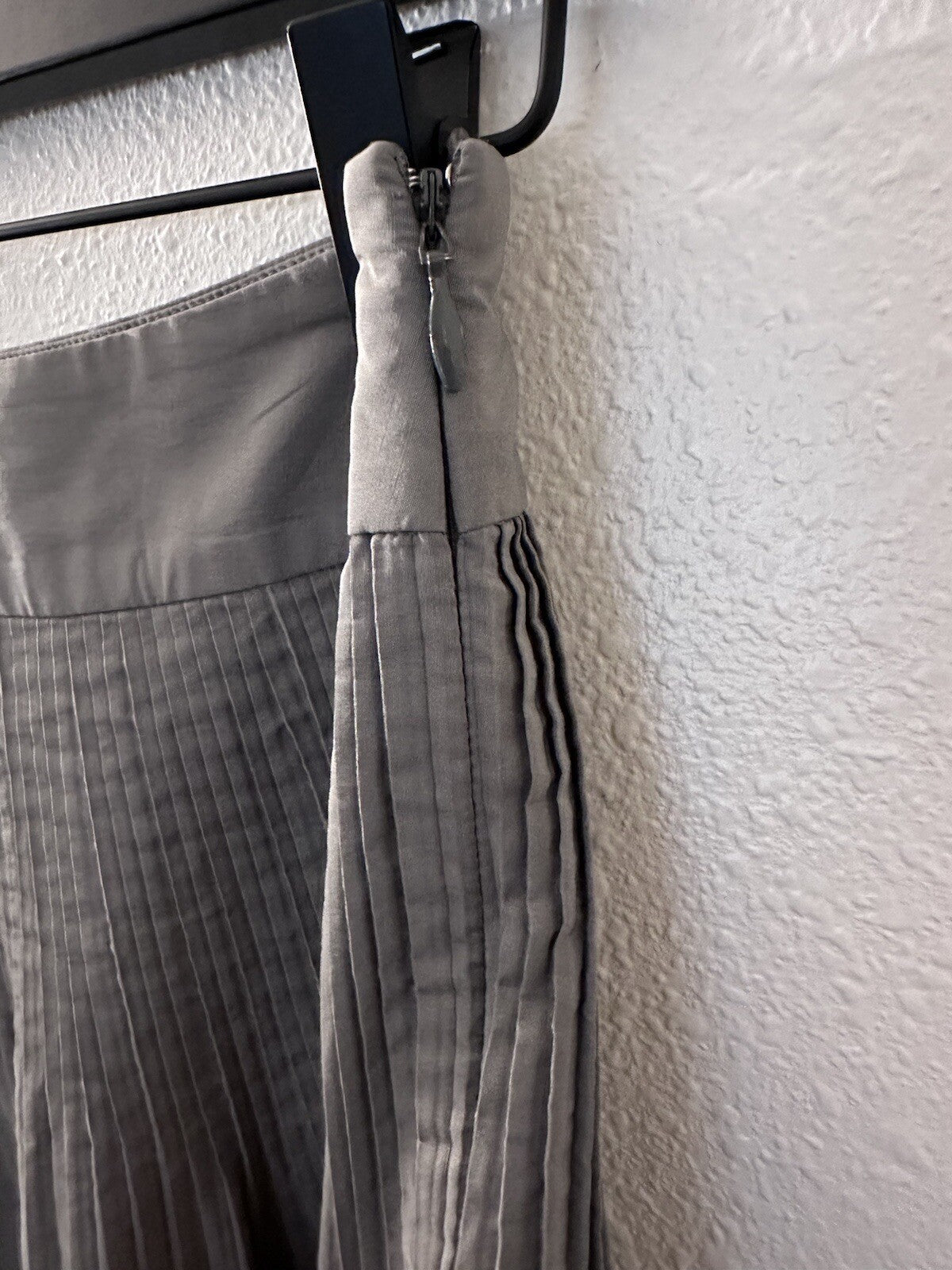 Banana Republic Gray Pleated Size 4 Skirt 