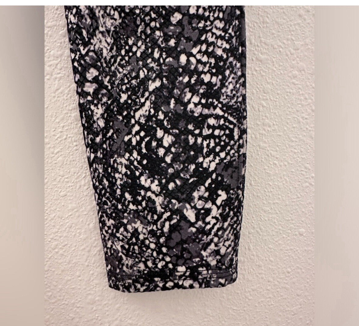 Spanx Faux Leather Snake Shine Leggings Grey Womens Large 2.5