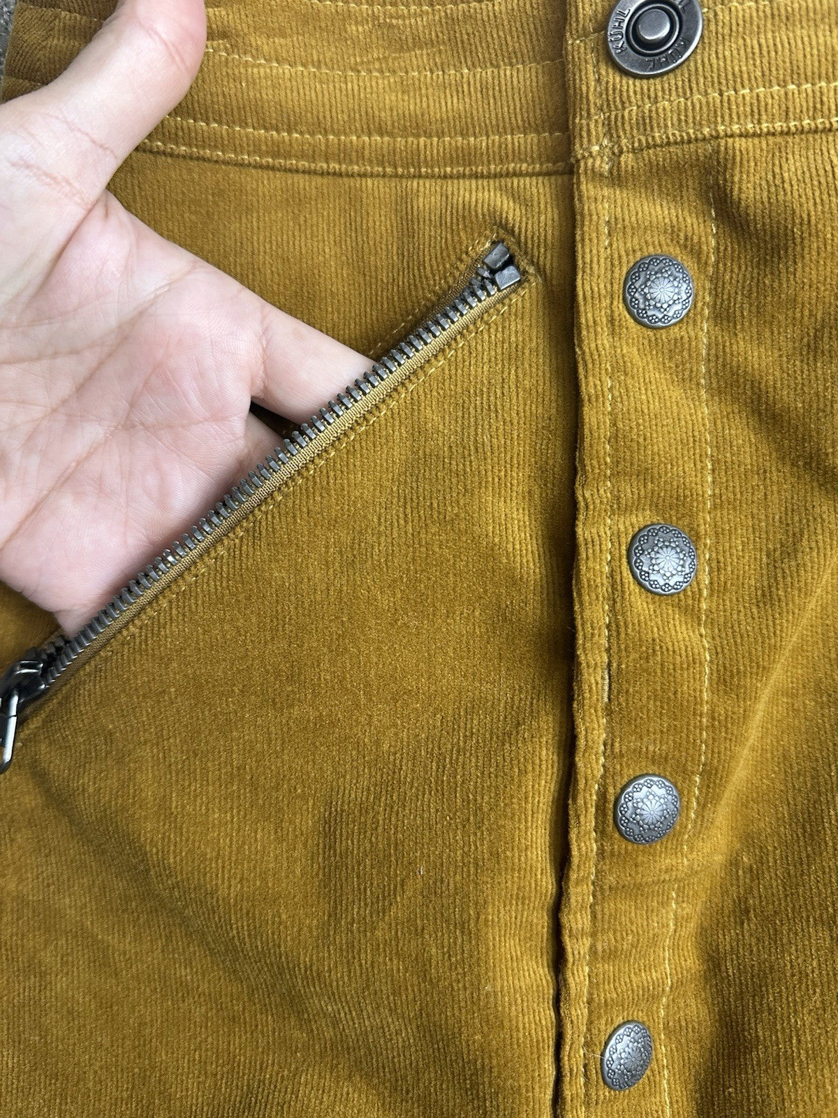 KUHL Skirt Women Streamline Corduroy Size 4 Brown Mustard Yellow Snap Button 6.1