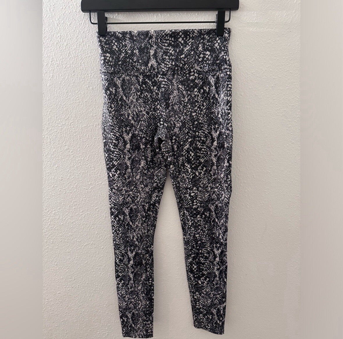 Spanx Faux Leather Snake Shine Leggings Grey Womens Large 2.5
